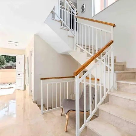 4 Bed Detached Close To Golf & With Shared Pool. *