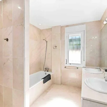4 Bed Detached Close To Golf & With Shared Pool. Villa Malaga