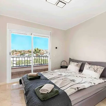 4 Bed Detached Close To Golf & With Shared Pool. Villa
