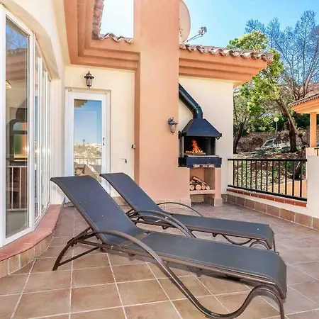 4 Bed Detached Close To Golf & With Shared Pool. *